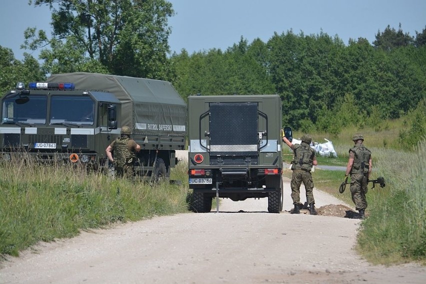 Niebezpieczne znalezisko w Piasecznie. Saparzy wykopali 67 granatów [zdjęcia]