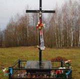 Wdzięczni Polakom Ukraińcy porządkują groby ofiar Wołynia