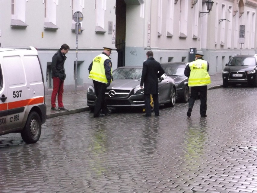 Wrocław: Akcja straży miejskiej na Włodkowica. Uważajcie, gdzie parkujecie! (ZDJĘCIA)