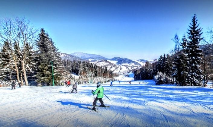 Rodzinna stacja narciarska z widokami na Rudawy Janowickie...