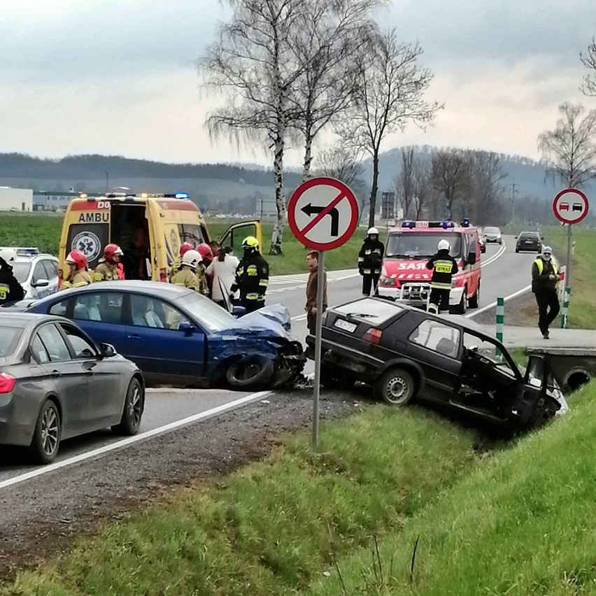 - Dwa samochody osobowe marki Volkswagen zderzyły się ze...