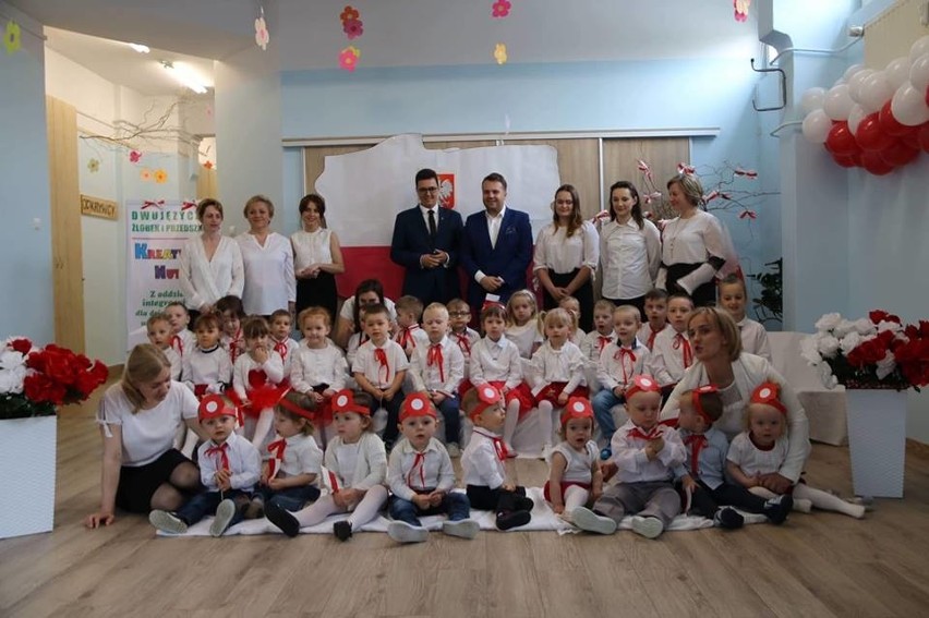 Dzieci z Przedszkola Kreatywne Nutki zaprosiły starostę i prezydenta na akademię z okazji 3 Maja