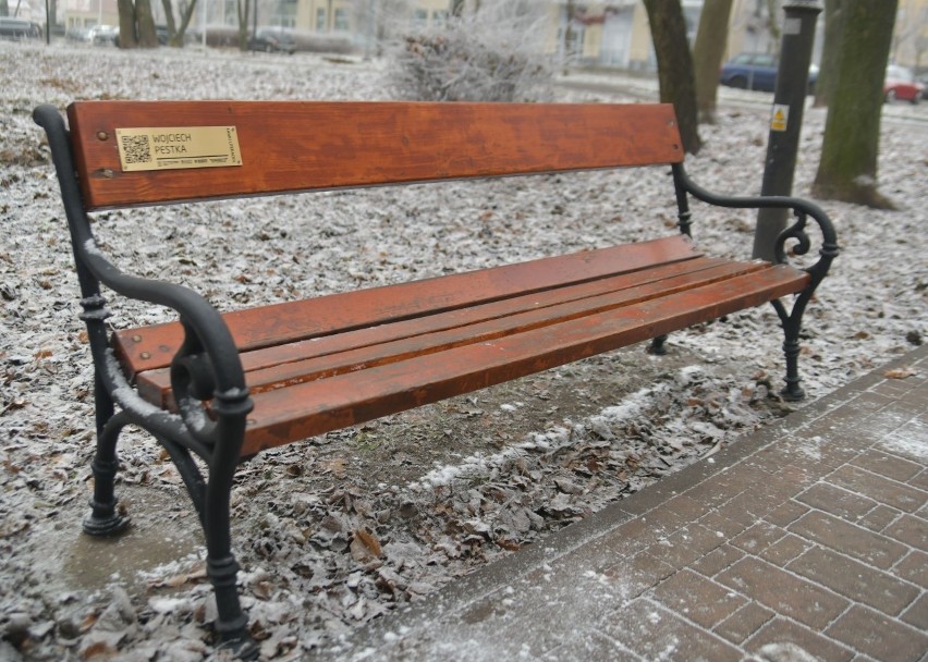 Już stoją! "Biblioteczki plenerowe" i "Ławki literackie". To projekty z Budżetu Obywatelskiego zrealizowane przez bibliotekę w Radomiu