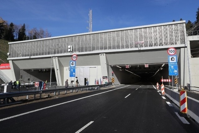 Ze statystyk GITD wynika, że w nitce tunelu w kierunku Krakowa prędkość przekraczana jest znacznie częściej, niż w kierunku przeciwnym. W kierunku północnym w okresie od 12 grudnia do 11 stycznia, urządzenia do odcinkowego pomiaru prędkości zarejestrowały 1 tys. 654 wykroczeń, natomiast w kierunku Zakopanego było ich 794 wykroczenia.