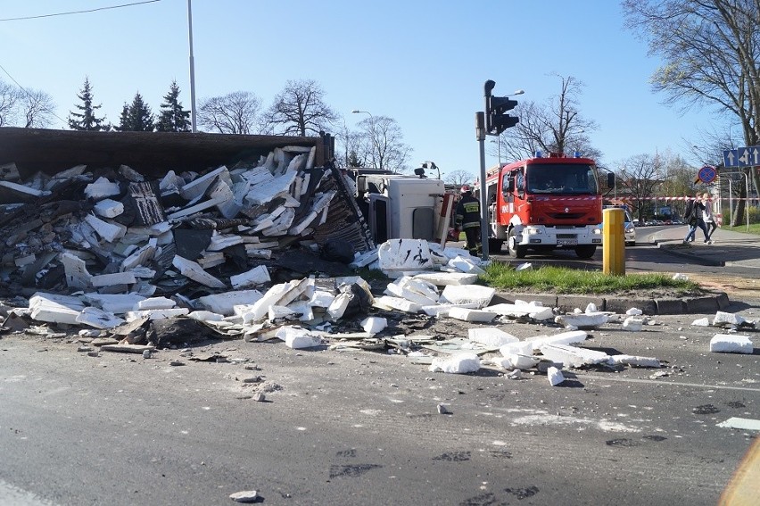 W centrum Słupska wywróciła się ciężarówka...