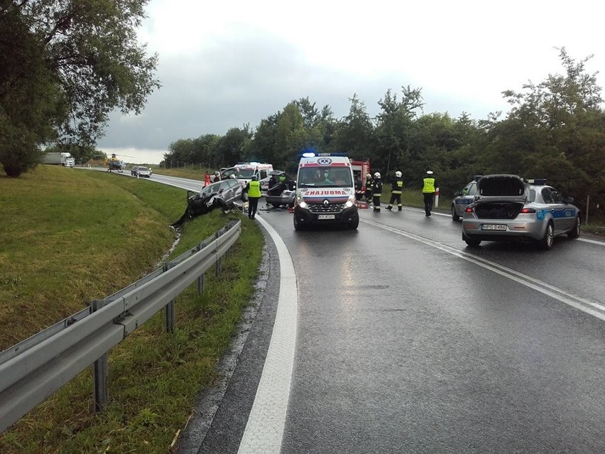 Wypadek Balice. Zderzenie dwóch samochodów na zjeździe z autostrady na lotnisko