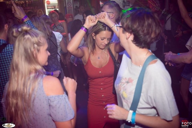 Club Floryda Żory zaprosił gości na sobotnią imprezę pod kontrowersyjnym hasłem: "Wlecę na melanż jak bombowiec". Na imprezie pojawiło się mnóstwo młodzieży, ale także starszych wiekiem. Wszyscy świetnie się bawili, o czym świadczą te zdjęcia. Nie zabrakło najlepszej muzyki tanecznej ZOBACZCIE ZDJĘCIA