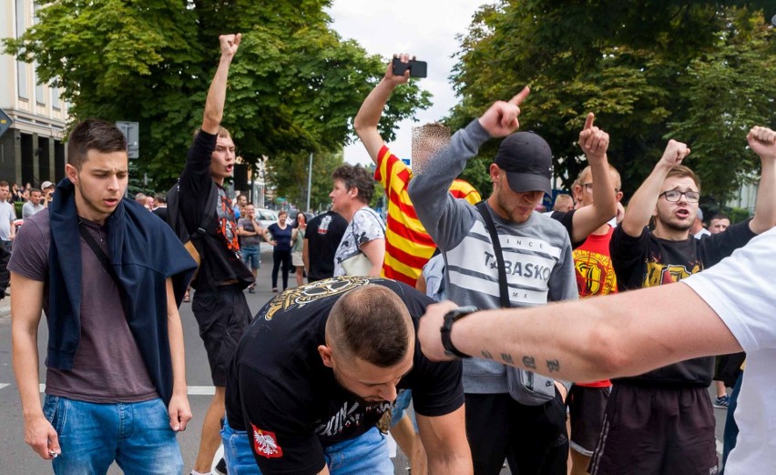 24-letni kibic podejrzany o pobicie dwóch osób na marszu...