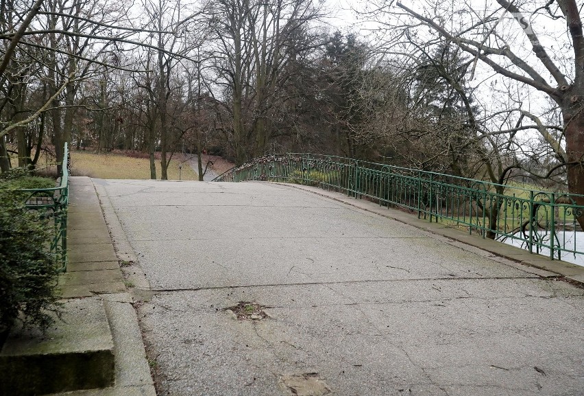 Mostek nad Rusałką w parku Kasprowicza w Szczecinie. Rusza remont. Co się stanie z kłódkami? [ZDJĘCIA]