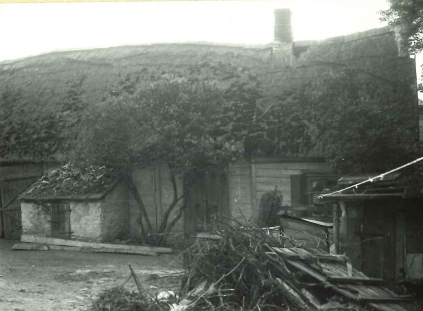 Mełgiew II, chałupa nr 208 z obora i stodoła, z 1914 r., fot...