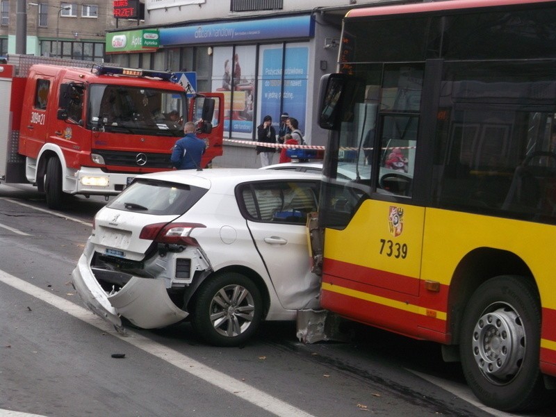 Karambol na Powstańców Śląskich. Autobus MPK staranował 9 aut. Są ranni (FILM, ZDJĘCIA)