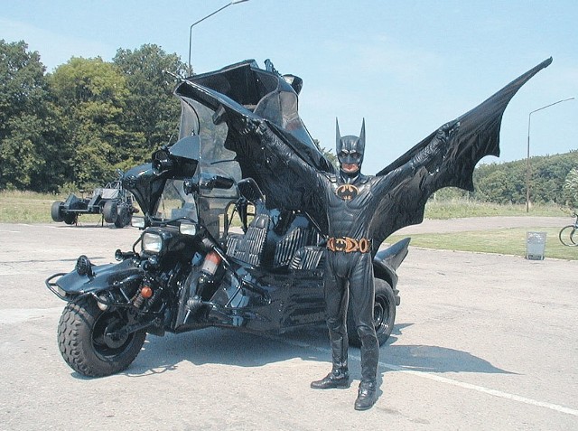 Batman przez lata prezentował się wraz ze swoim pojazdem na parkingu w Mścicach.