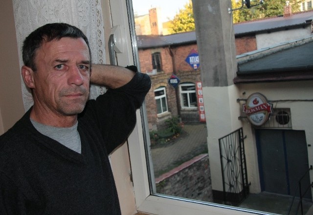 Piotr Gogoc twierdzi, że mimo zamkniętych okien w mieszkaniu słychać hałasy dobiegające z pobliskiego baru. Jego zarzutów nie potwierdzają jednak ani policjanci, ani urzędnicy.