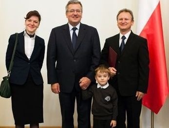 Od lewej: Joanna Łuczaj, żona profesora, prezydent Bronisław Komorowski, syn Ignacy Łuczaj i profesor Wiesław Łuczaj.  