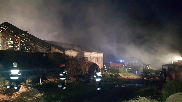 12 zastępów straży pożarnej zmagało się z ogniem przez ponad sześć godzin - tyle czasu pochłonęło dogaszanie siana i słomy.