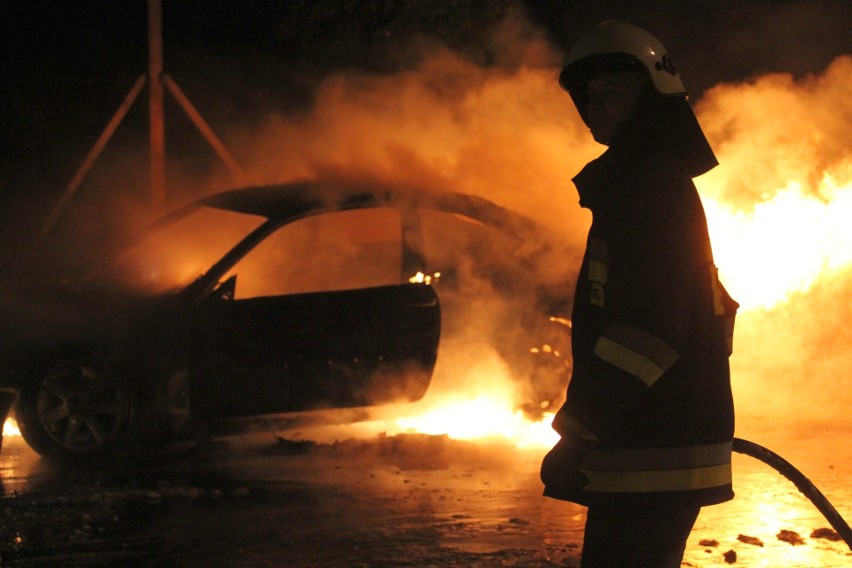 Pożar samochodu w Tarnobrzegu. Strażacy gasili płomienie, ale auto spłonęło doszczętnie (ZDJĘCIA, WIDEO)