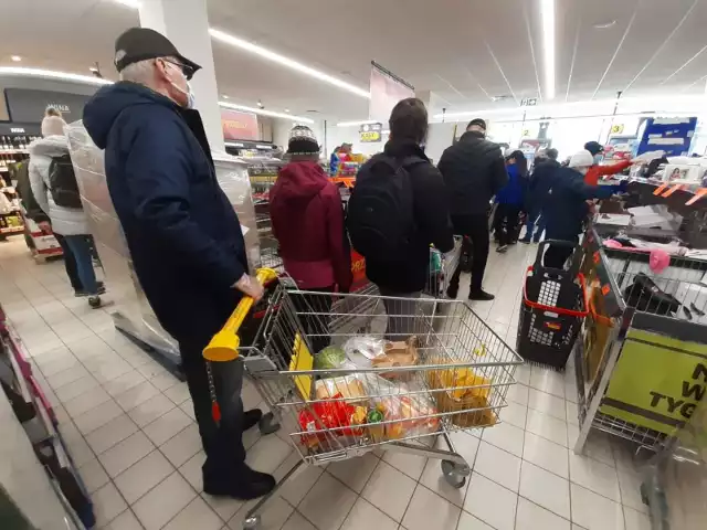 Takie promocje dawno nie gościły w sklepach. Biedronka, Lidl, Kaufland, Auchan, POLOmarket i Netto obniżyły ceny niektórych produktów nawet o 50 proc. Poza tym przy zakupie kilku sztuk często otrzymacie jedną gratis. To się naprawdę opłaca! Jeśli szkoda Wam czasu na przeglądanie gazetek reklamowych, nic straconego. Zebraliśmy dla Was najciekawsze, aktualne promocje i rabaty na marzec 2021 w jednym miejscu. Najlepsze okazje znajdziecie w takich sklepach jak Biedronka, Lidl, Kaufland, Auchan, POLOmarket i Netto. Szynka wieprzowa za 8,49 zł? Masło za 3,33 zł? To możliwe! Sprawdźcie wszystkie promocje. Czytaj dalej. Przesuwaj zdjęcia w prawo - naciśnij strzałkę lub przycisk NASTĘPNE