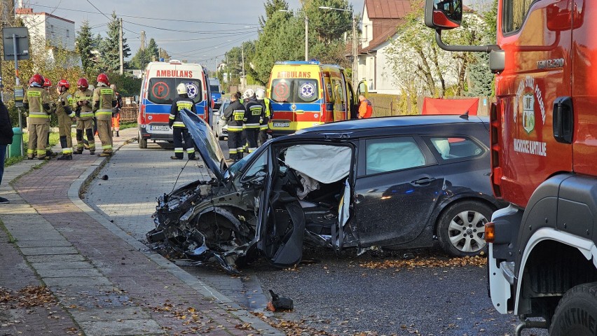 Czołowe zderzenie pod Kielcami. Zginął jeden z kierowców, dwie osoby zostały ranne!