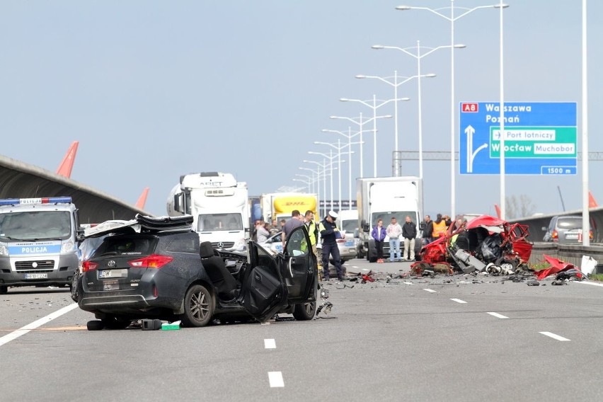 Wypadek na AOW. Kierowca jechał pod prąd