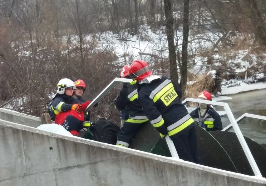 Wypadek podczas prac przy elektrowni wodnej w gminie Morawica