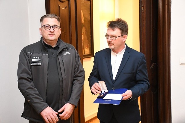 płk Tomasz Wiercioch wręczył odznakę Marcinowi Florkowi