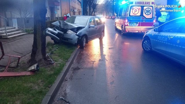 Wypadek w Wodzisławiu Śląskim. Kobieta wioząca dwójkę dzieci uderzyła w drzewo. Jak się okazało... była pijana!