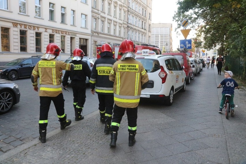 Smród na ulicy w centrum Wrocławia. Interweniowali strażacy (ZDJĘCIA)