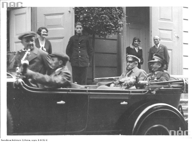 Marszałek Polski Józef Piłsudski w podróży na przedstawienie teatralne w Łazienkach Królewskich w Warszawie