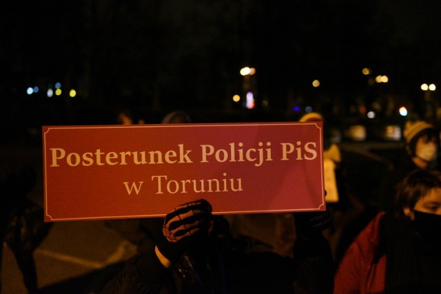 Transmisja LIVE z tego wydarzenia jest dostępna tutaj: Protest pod komendą policji - WIDEO;nf