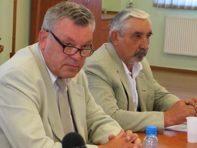 Andrzej Chodań (z lewej) i Andrzej Barylak podpisali sie pod wnioskiem o odwołanie starosty.