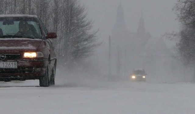 Mrozy zelżały, ale sypnęło śniegiem i mocno powiało. Drogi pokryły się grubą warstwą śniegu.