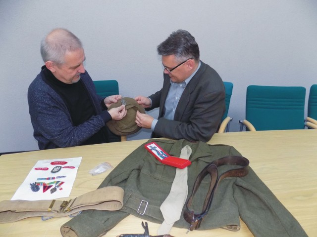 Muzeum Narodowe Ziemi Przemyskiej wzbogaciło się o cenne pamiątki z okresu II wojny światowej. Trafią na wystawie o wojnie. Nz. od lewej Paweł Medycki i Grzegorz Szopa.