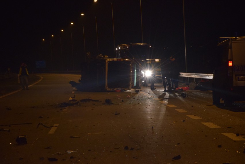 Tragiczny wypadek na S8 w Sieradzu. Zderzenie busa z samochodem osobowym. Jedna osoba nie żyje, wielu rannych [FOTO]