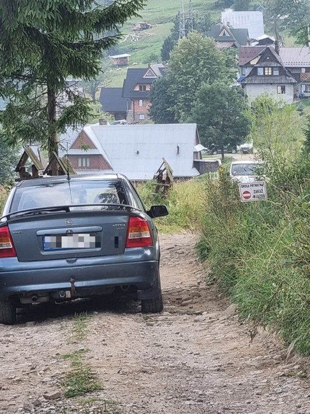 Codzienność na Furmanowej. Niedawno jeden z mieszkańc&oacute;w na trzy dni zablokował drogę. Zostawił swoje auta na środku i po prostu sobie poszedł.