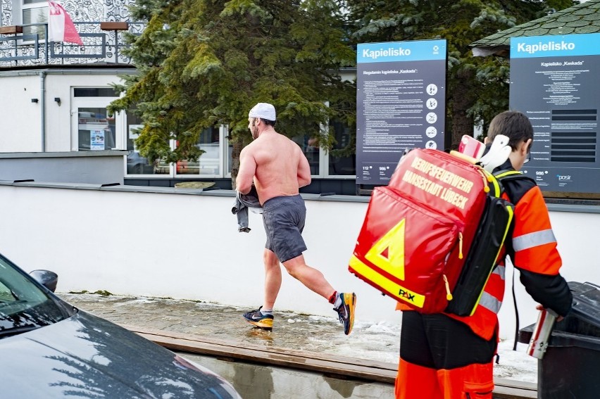 300 metrów w zimnych wodach Jeziora Kierskiego,...