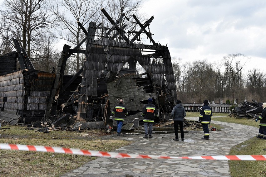 Gorlice. Strażacy z OSP w Libuszy rozebrali resztki spalonego trzy lata temu zabytkowego kościoła [ZDJĘCIA]