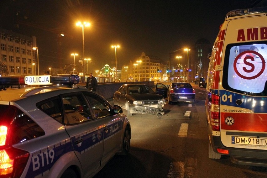 Wrocław: Wypadek koło Galerii Dominikańskiej. Zderzyły się cztery auta [FOTO]