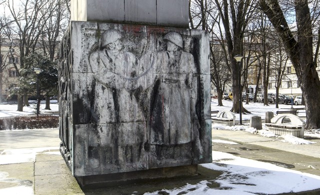 Pomnik Wdzięczności Armii Radzieckiej stanął na dawnym pl. Zwycięstwa (dziś Ofiar Getta) w 1951 roku.