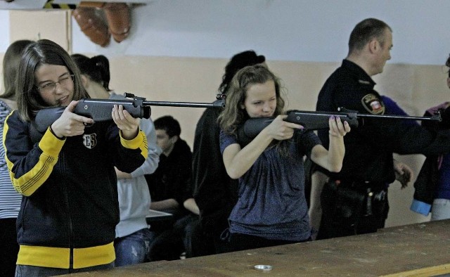 Zawody strzeleckie cieszyły się sporym zainteresowaniem uczniów polkowickich szkół.