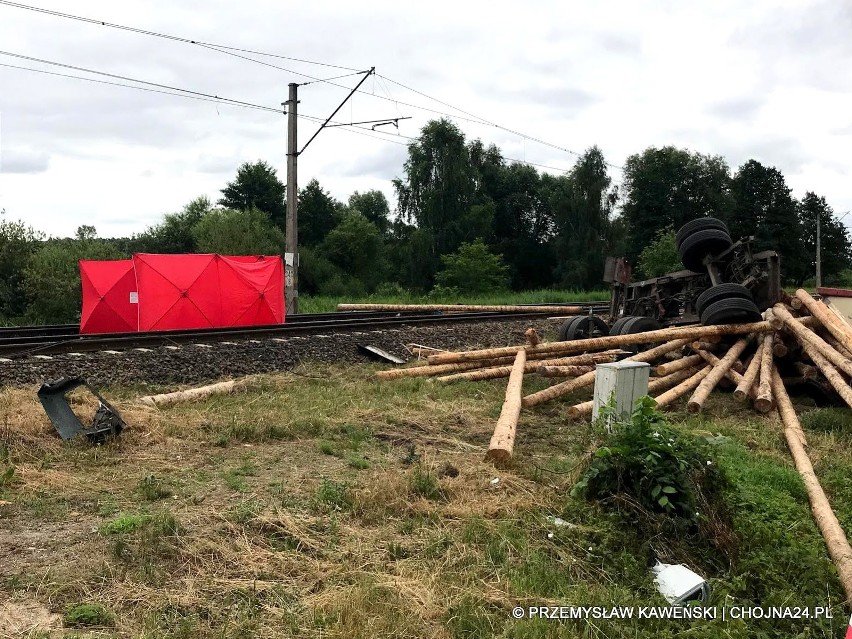 Wypadek w Daleszewie. Pociąg osobowy zderzył się z cieżarówką. Jedna osoba nie żyje, jest wielu rannych [ZDJĘCIA]