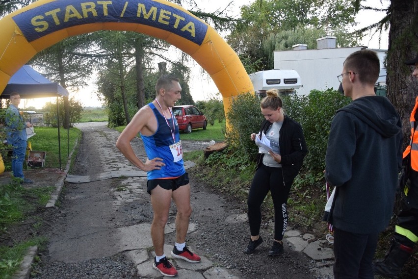 Biegli w pobiednickim półmaratonie, żeby pomóc zarobić na leczenie dla chorych osób [ZDJĘCIA]