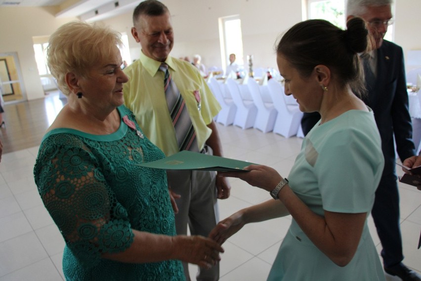 Uroczystość Złotych Godów w gminie Błędów. Świętowało prawie czterdzieści małżeństw. Zobacz zdjęcia