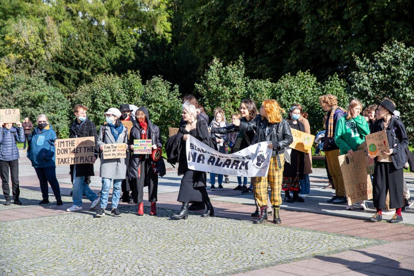 Aktywiści z Młodzieżowego Strajku Klimatycznego protestowali...