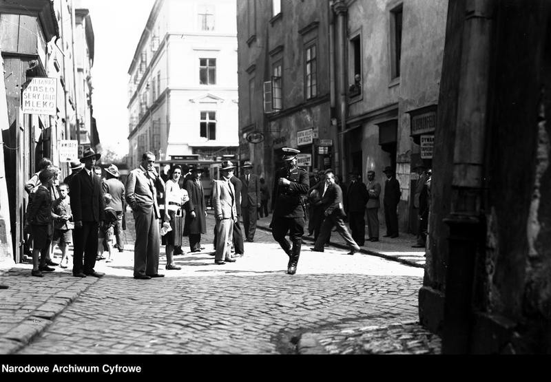 Fragment ulicy Senackiej. Widoczne szyldy sklepów. (1931)