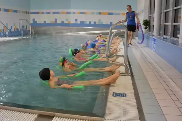 Dzieci z przysuskich szkół podstawowych uczą się pływać na basenie.