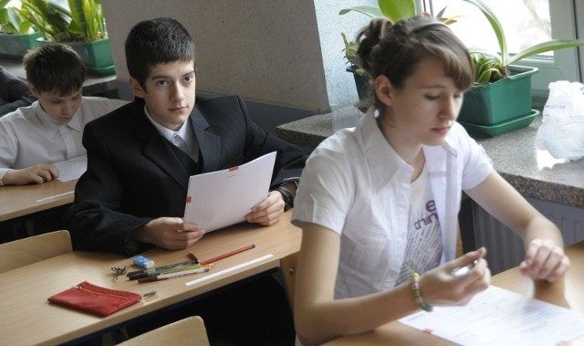 Uczniowie SP 21 w Opolu przystępują do sprawdzianu.
