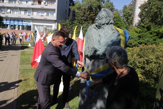 Popiersia Kazimierza Kutza oraz Józefa Świdra zostały odsłonięte w Galerii Artystycznej Katowic przy placu Grunwaldzkim.Zobacz kolejne zdjęcia. Przesuwaj zdjęcia w prawo - naciśnij strzałkę lub przycisk NASTĘPNE