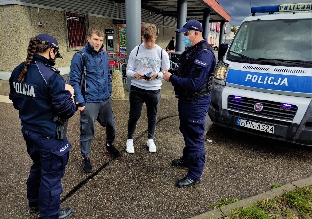 Mundurowi przypominają o obowiązujących ograniczeniach i zapowiadają dalsze weryfikowanie stosowania się do ograniczeń wspólnie z przedstawicielami Powiatowej Stacji Sanitarno-Epidemiologicznej w Bytowie.