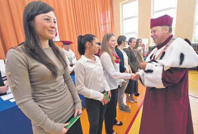 Podczas inauguracji studenci pierwszego roku odebrali indeksy .