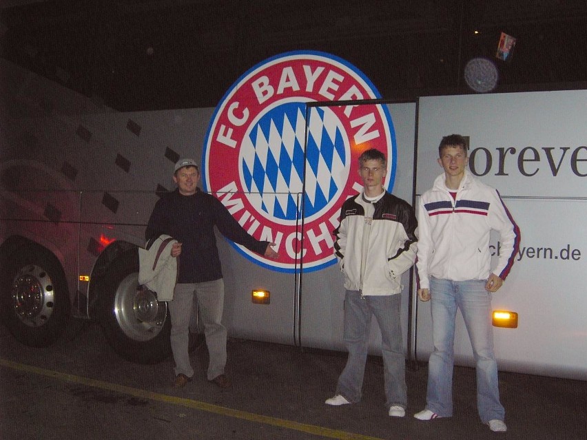 Panowie Wyrwa i Wyrwichowie przed autobusem Bayernu...